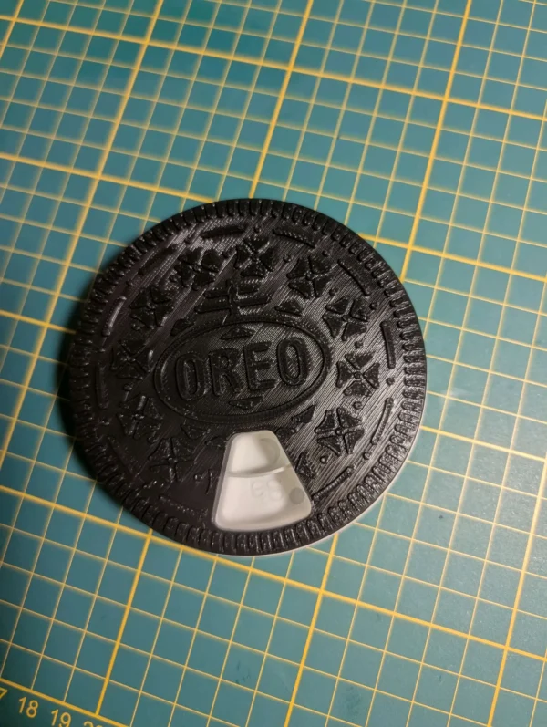 Fidget pill organizer, Oreo Shaped - Image 2